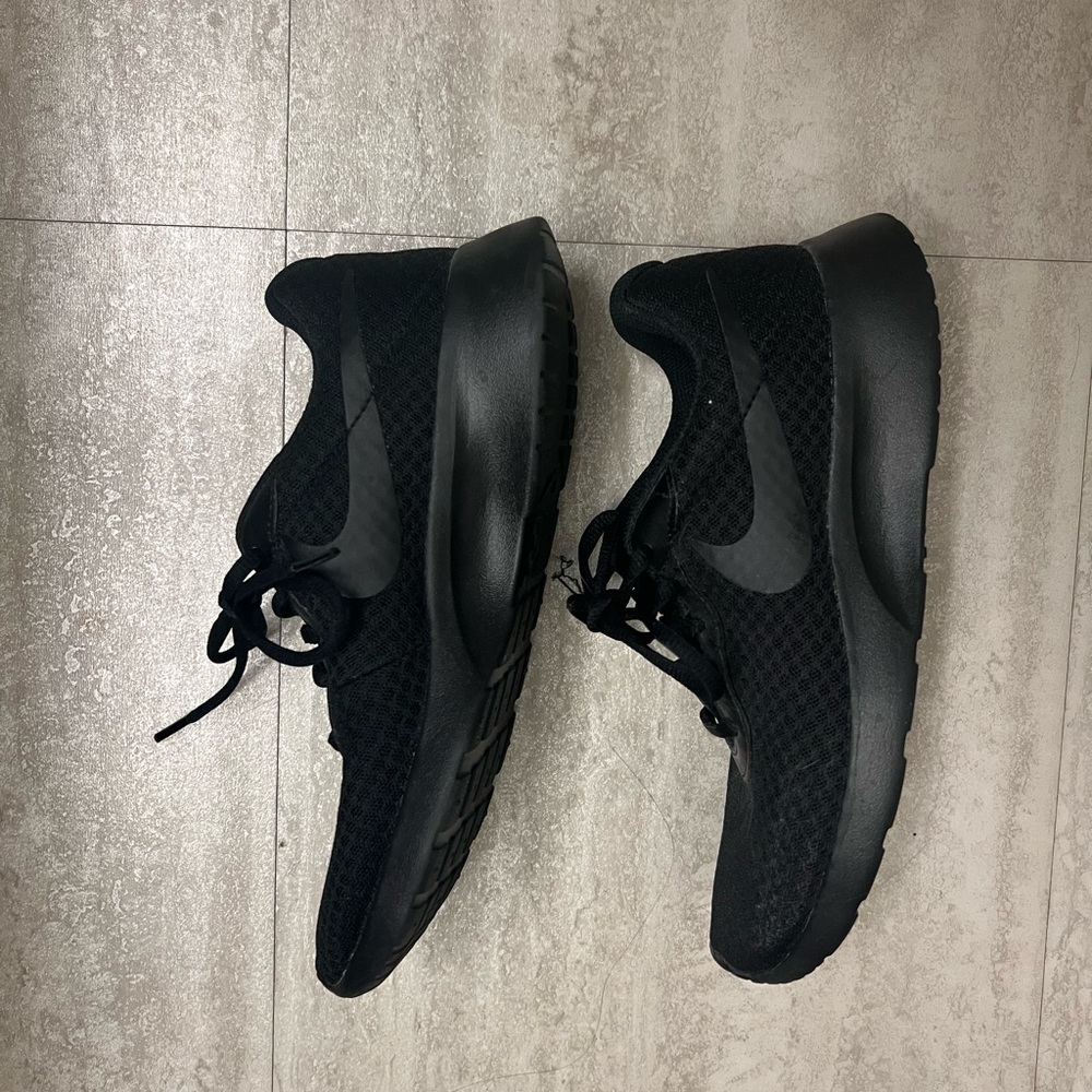 Black Nike Sneakers- EUC - Picture 2 of 6